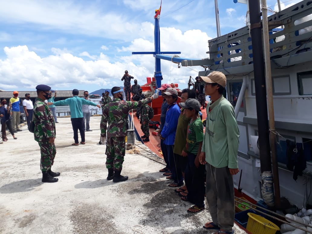 12 ABK KIA diperiksa kesehatannya sebelum diisolasi di kapal tangkapan di Natuna.(foto: dispen Lantamal IV)