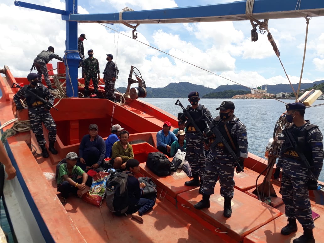 KIA bersama 12 ABK saat diamankan TNI AL dari laut Natuna Utara. (F-Dispen Lantamal IV)