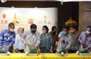 Mentan Syahrul Yasin Limpo membelah semangka saat Launching Gelar Buah Nusantara (GBN) ke-5 di Jakarta, Senin (10/8/2020).