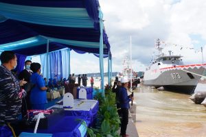 Penamaan dan peluncuran KRI di Tanjunguncang Batam oleh KASAL. (f:dispen Lantamal IV)