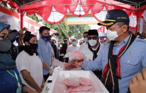 Menteri KKP meninjau komoditi perikanan yang akan diekspor.