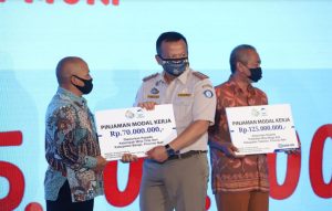 Menteri eddy menyerahkan bantuan pinjaman modal untuk pebudidaya ikan.