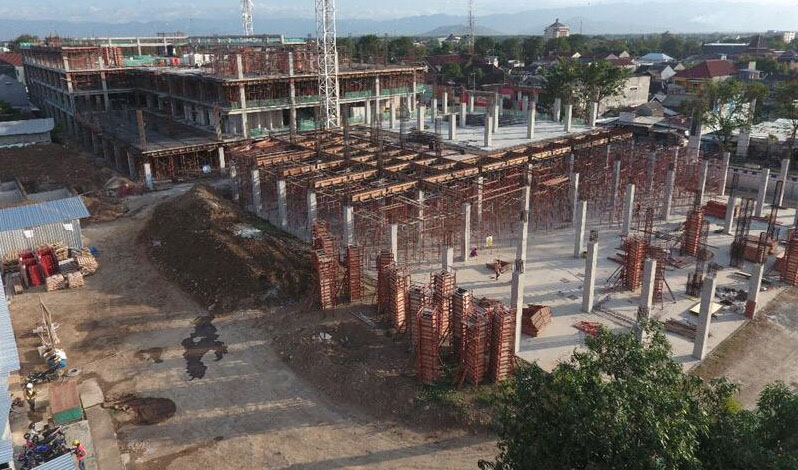 Pasar Legi atau Pasar Songgolangit di Kabupaten Ponorogo sedang dibagun pemerintah.