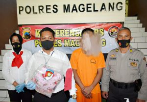 Tersangka cabul dengan adik kandung saat di kantor polisi. (f-eko priyono suarabaru.id)