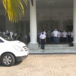 Anies upacara mobil jenazah