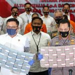 Bareskrim Polri menunjukan barang bukti uang sitaan Rp56,8 miliar