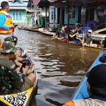 Penanganan darurat banjir di Desa Nanga Embaloh, Kecamatan Embaloh Hilir, Kabupaten Kapuas Hulu, Kalimantan Barat Minggu (20/9/2020) (foto: Pusdalops BNPB)