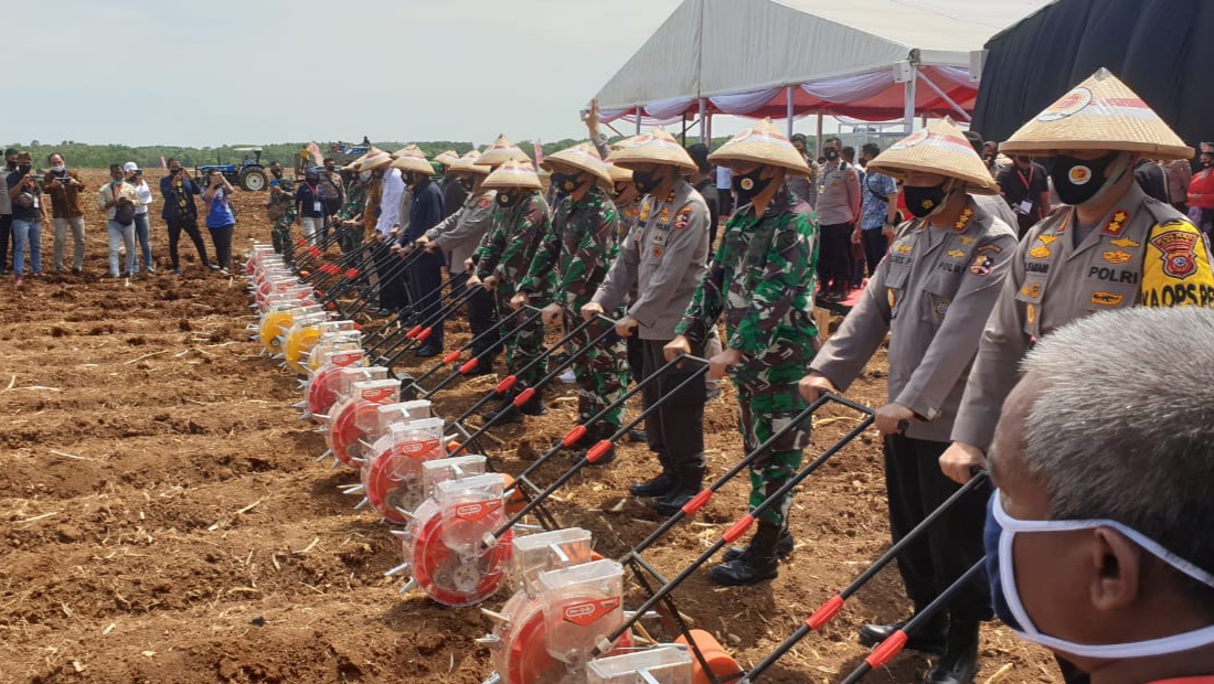 TNI-Polri saat membuka acara ketahanan pangan terbesar di Subang di Desa Manyingsal Kecamatan Cipunagara Kabupaten Subang Jawa Barat, Kamis (3/9/2020).