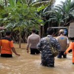 Tim Reaksi Cepat Tim Reaksi Cepat (TRC) BPBD Kabupaten Tanah Laut serta tim gabungan melakukan evakuasi korban, evakuasi barang milik korban dan menditribusikan bantuan logistik kepada korban terdampak (4/9). (foto: BPBD Kabupaten Tanah Laut).