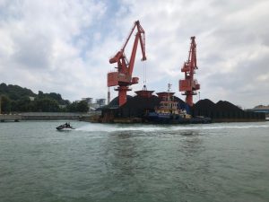 Alat berat saat melansir batubara yang dimuat di tongkang untuk kebutuhan bahan baku energi PLTU Tanjungkasam, Batam beberapa waktu lalu.(f-zakmi)