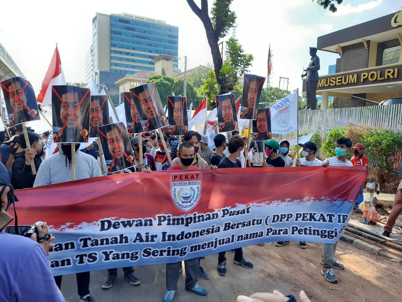 Demo ormas di depan Mabes Polri.