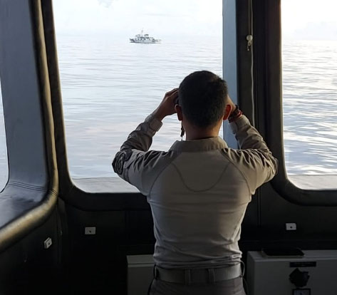 Kapal aparat keamanan Tiongkok yang tak mau pergi dari laut Natuna Utara meski diusir Bakamla yang sedang patroli.