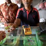 Petani membeli pupuk dengan menunjukan kartu tani beberapa waktu lalu. (foto: Kementan)