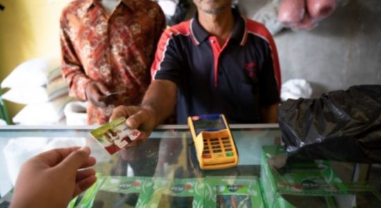 Petani membeli pupuk dengan menunjukan kartu tani beberapa waktu lalu. (foto: Kementan)