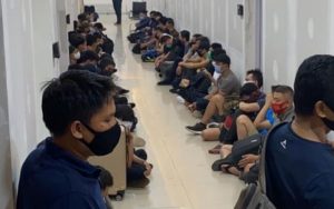 Kawanan pelaku yang diduga gay saat diamankan polisi.