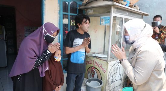 Menaker Ida saat mengunjungi kediaman buruh di Bekasi