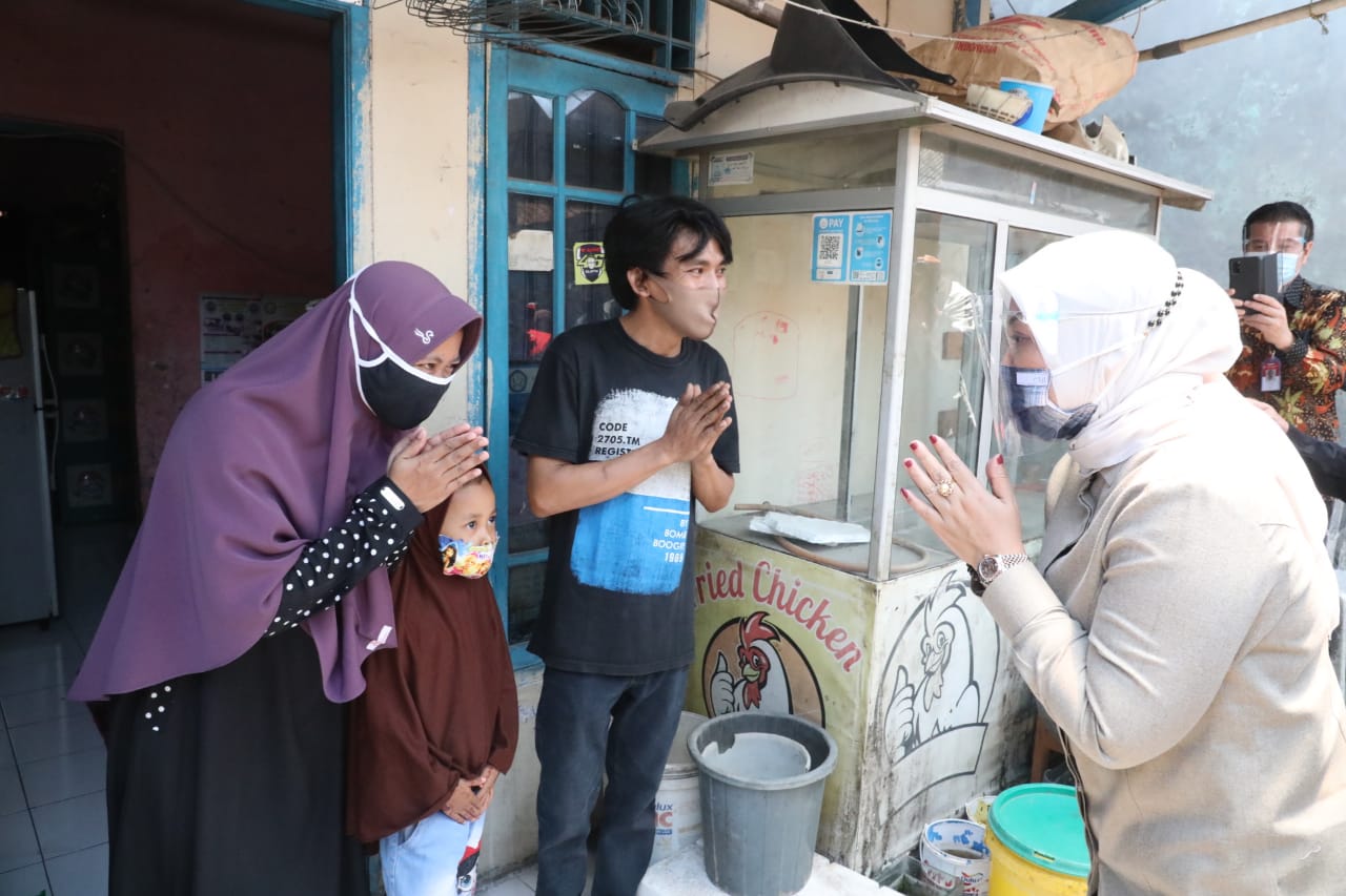 Menaker Ida saat mengunjungi kediaman buruh di Bekasi