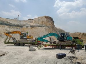 penggerebekan tambang kapur ilegal dan 14 unit Ekskavator serta 4 dump truck disita Gakkum LHK.(Foto: LHK)