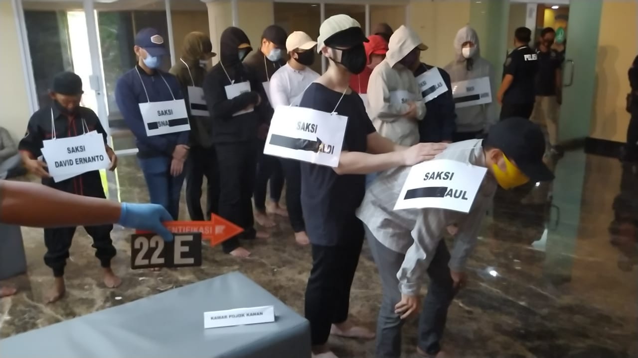 rekontruksi pesta cabul puluhan gay yang diamankan polisi karena meresahkan masyarakat