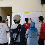 Simulasi penghitungan surat suara hingga meng-update melalui aplikasi Sirekap di Bogor.