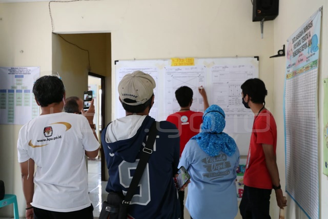 Simulasi penghitungan surat suara hingga meng-update melalui aplikasi Sirekap di Bogor.