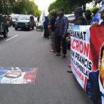 peserta-aksi-membawa-psoter-kecam