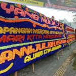 Sebagian karanagan bunga yang memenuhi halaman Pengadilan Negeri Medan pasca putusan gugatan Lapangan Merdeka. (Foto: Top Metro)