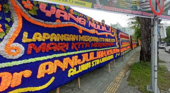 Sebagian karanagan bunga yang memenuhi halaman Pengadilan Negeri Medan pasca putusan gugatan Lapangan Merdeka. (Foto: Top Metro)