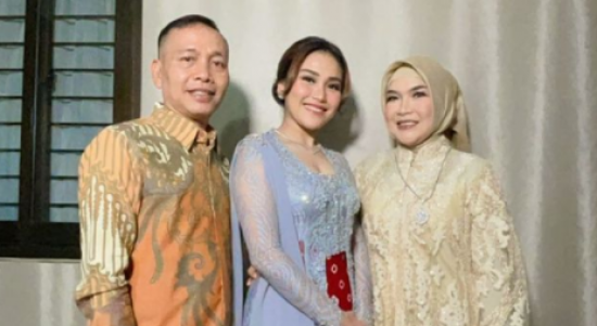 Ayu Ting Ting bersama Ayah Rozak dan Umi.