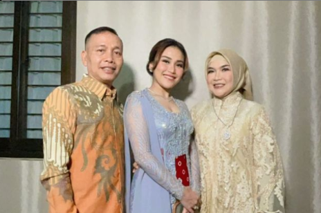 Ayu Ting Ting bersama Ayah Rozak dan Umi.