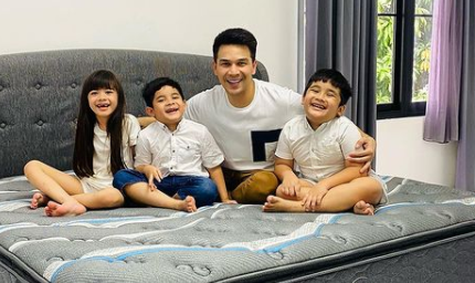 Jonathan Frizzy Masih Serumah dengan Dhena, Demi Anak