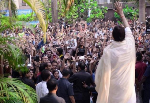 Amitabh  Bachchan telah menyapa para penggemarnya