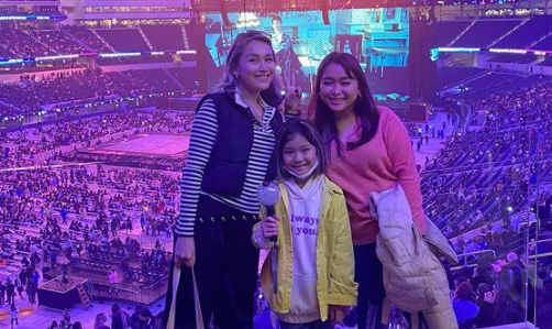 Ayu Ting Ting Boyong Keluarga Nonton BTS di AS