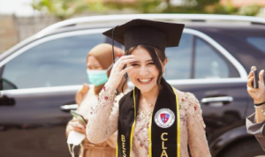 Irzan Faiq Puji Prilly Latuconsina Raih Cumlaude