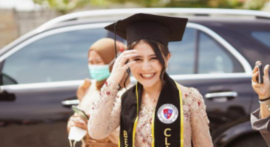 Irzan Faiq Puji Prilly Latuconsina Raih Cumlaude