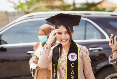 Irzan Faiq Puji Prilly Latuconsina Raih Cumlaude