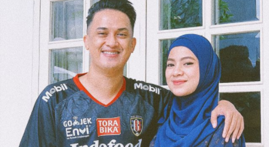 Rijja Abbas Jualan Ayam Beku Lantaran Sepi Manggung