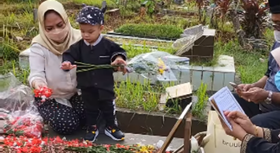 Gala Sky Kunjungi Makam Vanessa Aggel & Bibi Andriansyah