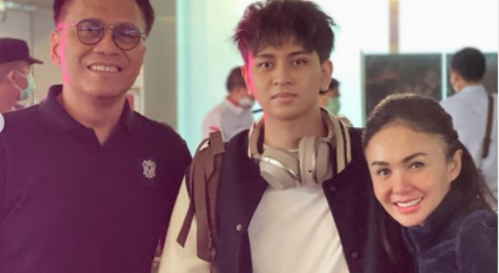 Penyanyi Yuni Shara Lepas Putra Sulungnya ke Australia