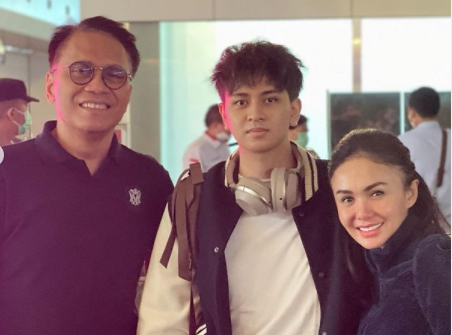 Penyanyi Yuni Shara Lepas Putra Sulungnya ke Australia