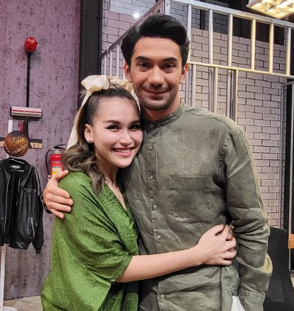 Pelukan Mesra Ayu Ting Ting Untuk Reza Rahadian