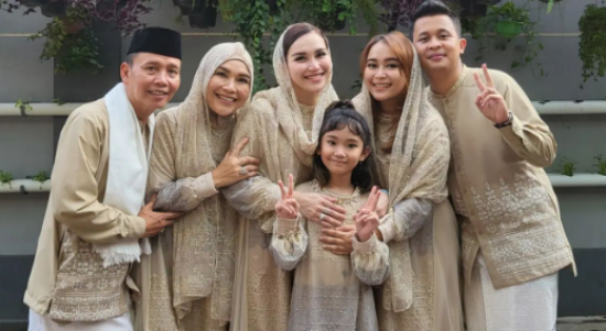 Lebaran Ayu Ting Ting, Kumpul Keluarga Besar
