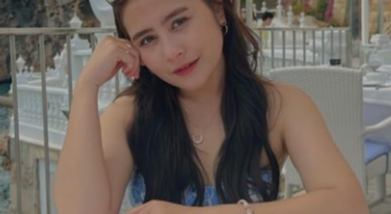 Adegan Prilly Latuconsina Menggoda Reza Rahadian