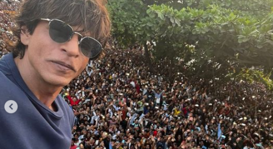 Shah Rukh Khan Jumpa Penggemar Saat Lebaran