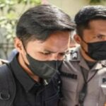 Bhayangkara Dua Richard Eliezer Pudihang Lumiu atau Bharada E berjalan memasuki ruangan saat tiba di Kantor Komnas HAM, Jakarta, Selasa (26/7/2022). (Antara Foto/M Risyal Hidayat)).
