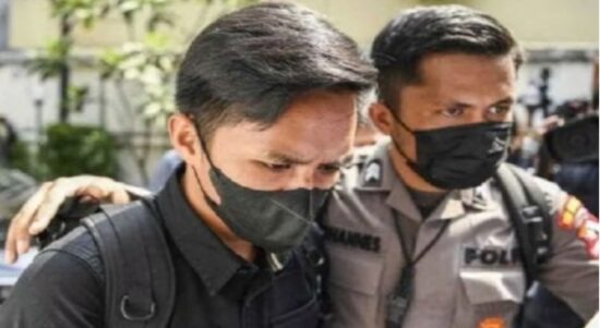 Bhayangkara Dua Richard Eliezer Pudihang Lumiu atau Bharada E berjalan memasuki ruangan saat tiba di Kantor Komnas HAM, Jakarta, Selasa (26/7/2022). (Antara Foto/M Risyal Hidayat)).