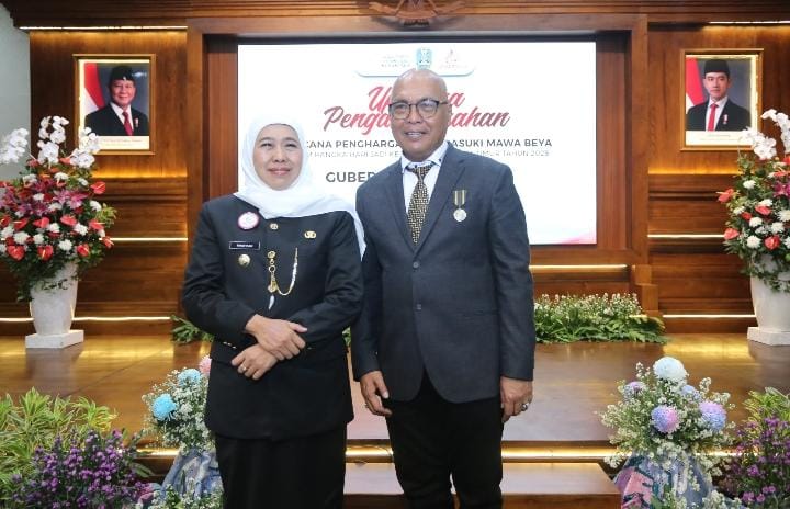 Ketua Umum PWI Pusat Akhmad Munir Terima Lencana Kehormatan “Jer Basuki Mawa Beya” dari Gubernur Jatim