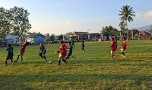 Gempala FC biru-biru saat jumpa Labung FC merah-putih di laga 16 besar perebutan tiket 8 besar di pertandingan Minggu 7-6-2026