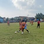 Pemain Sunday FC dari Kota Batu oranye-oranye saat berhadapan dengan PS Gempala Muara Dua putih biru di pertandingan perempat final yang berakhir 2-0 untuk kemenangan Sunday FC