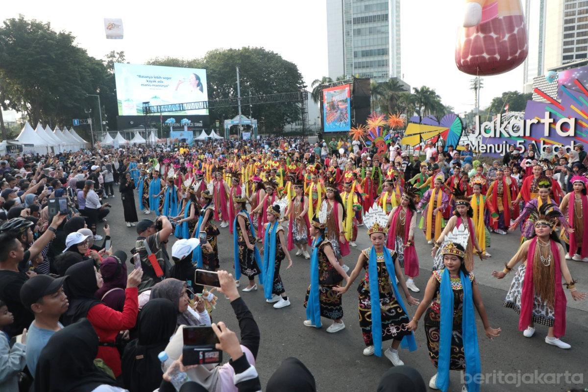 Warga Antusias Sambut Karnaval Jakarta yang Meriah dan Penuh Warna